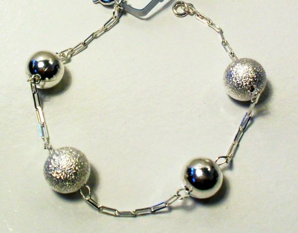 Pulseira prateada com bolinhas